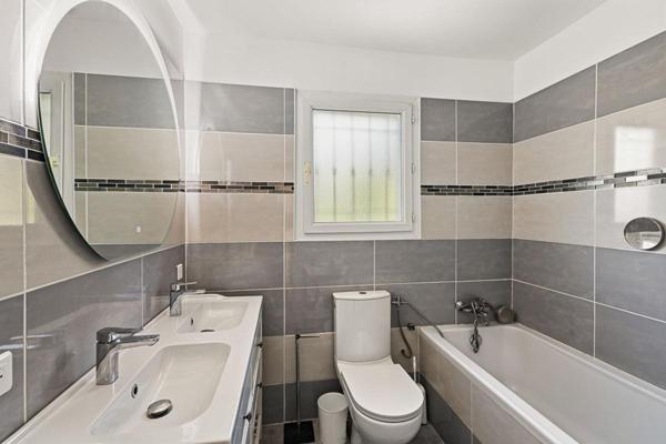 En exclusivité Villa comprenant T4 + T2 + Studio et piscine à vendre à Cogolin