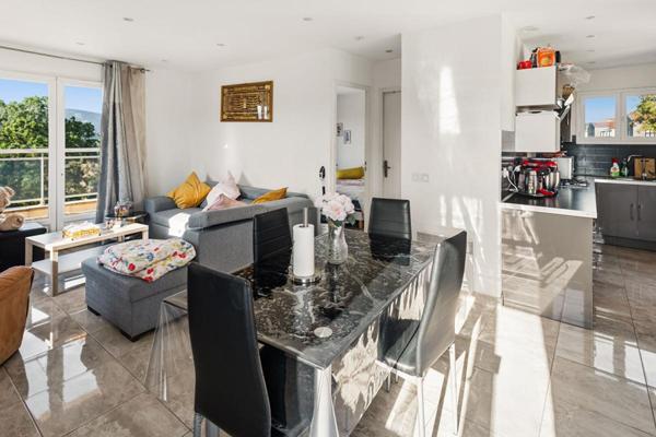 En exclusivité Villa comprenant T4 + T2 + Studio et piscine à vendre à Cogolin