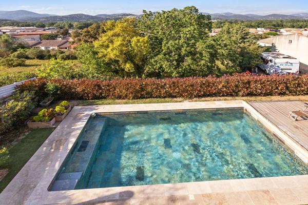 En exclusivité Villa comprenant T4 + T2 + Studio et piscine à vendre à Cogolin