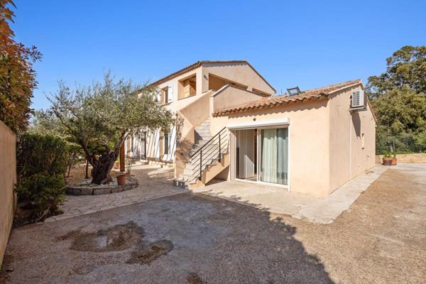 En exclusivité Villa comprenant T4 + T2 + Studio et piscine à vendre à Cogolin
