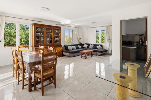 En exclusivité Villa comprenant T4 + T2 + Studio et piscine à vendre à Cogolin
