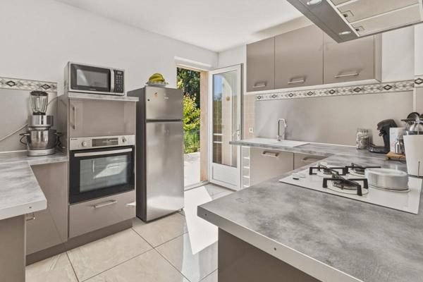 En exclusivité Villa comprenant T4 + T2 + Studio et piscine à vendre à Cogolin