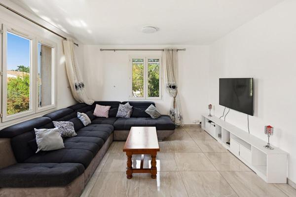 En exclusivité Villa comprenant T4 + T2 + Studio et piscine à vendre à Cogolin