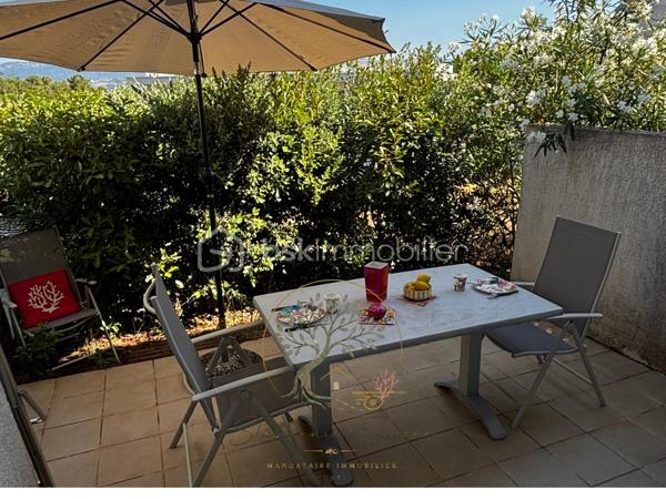 J'ai le plaisir de vous présenter en exclusivité, cet appartement en duplex, idéalement situé au coeur de Porticcio offrant la possibilité d'avoir accès, à pied,  à toutes les commodités.
De plain pied, en rez de jardin il se compose d'une cuisine aménagée ouverte sur la pièce de vie avec accès terrasse, d'une salle d'eau, d'un wc indépendant.
A l'étage, une vaste mezzanine acceuille l'espace nuit.
Emplacement de stationnement numéroté.