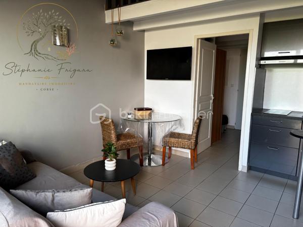 J'ai le plaisir de vous présenter en exclusivité, cet appartement en duplex, idéalement situé au coeur de Porticcio offrant la possibilité d'avoir accès, à pied,  à toutes les commodités.
De plain pied, en rez de jardin il se compose d'une cuisine aménagée ouverte sur la pièce de vie avec accès terrasse, d'une salle d'eau, d'un wc indépendant.
A l'étage, une vaste mezzanine acceuille l'espace nuit.
Emplacement de stationnement numéroté.