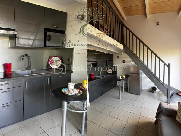 J'ai le plaisir de vous présenter en exclusivité, cet appartement en duplex, idéalement situé au coeur de Porticcio offrant la possibilité d'avoir accès, à pied,  à toutes les commodités.
De plain pied, en rez de jardin il se compose d'une cuisine aménagée ouverte sur la pièce de vie avec accès terrasse, d'une salle d'eau, d'un wc indépendant.
A l'étage, une vaste mezzanine acceuille l'espace nuit.
Emplacement de stationnement numéroté.