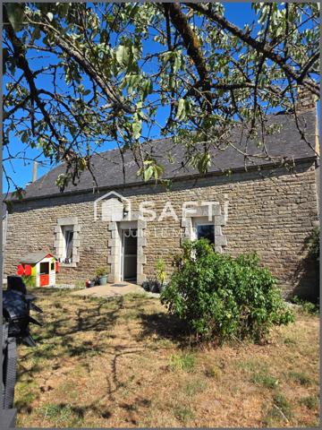 Maison en pierre et poutres apparentes.