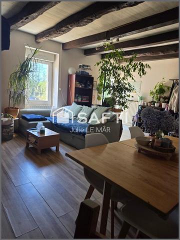 Maison en pierre et poutres apparentes.