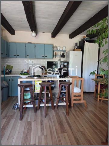 Maison en pierre et poutres apparentes.