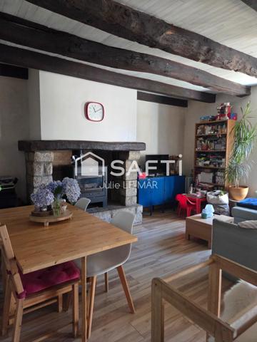 Maison en pierre et poutres apparentes.