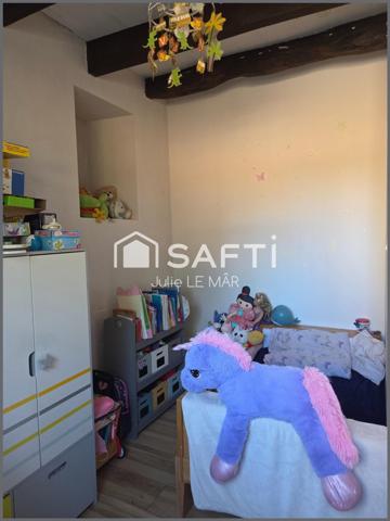 Maison en pierre et poutres apparentes.