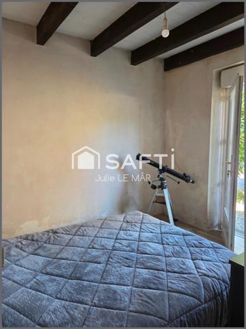 Maison en pierre et poutres apparentes.