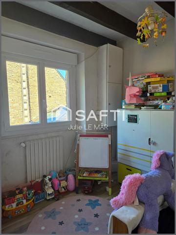 Maison en pierre et poutres apparentes.