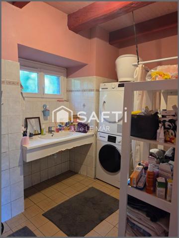 Maison en pierre et poutres apparentes.