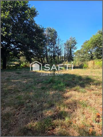 Maison en pierre et poutres apparentes.