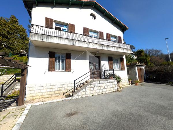 Maison familiale à fort potentiel avec grand terrain de 3000 m², combles aménageables et exposition plein sud, à deux pas du centre-ville !