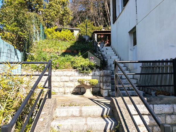 Maison familiale à fort potentiel avec grand terrain de 3000 m², combles aménageables et exposition plein sud, à deux pas du centre-ville !