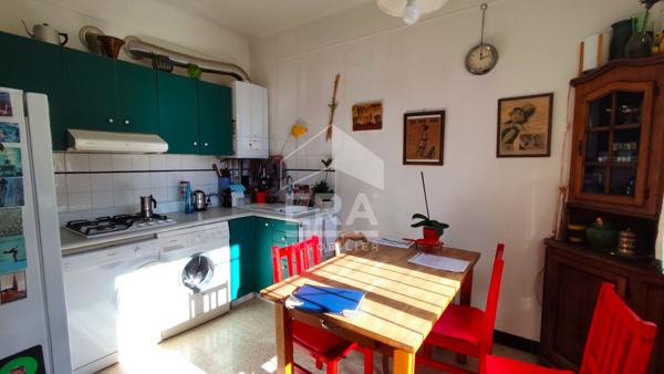 Maison familiale à fort potentiel avec grand terrain de 3000 m², combles aménageables et exposition plein sud, à deux pas du centre-ville !