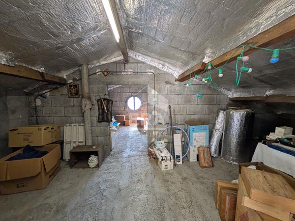 Maison familiale à fort potentiel avec grand terrain de 3000 m², combles aménageables et exposition plein sud, à deux pas du centre-ville !