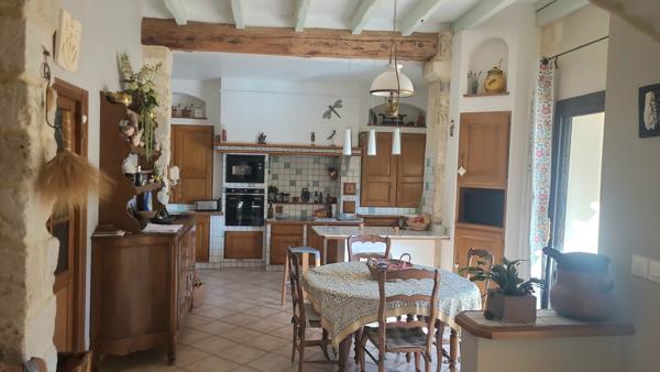 Saint-Aunès (34130) OPPORTUNITE, Mas de 1200m2 env, sur 3 ha à 15 mn des plages