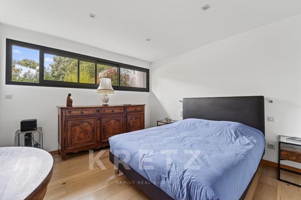 Villa d'architecte dans un écrin de verdure au centre de Castelnau le Lez