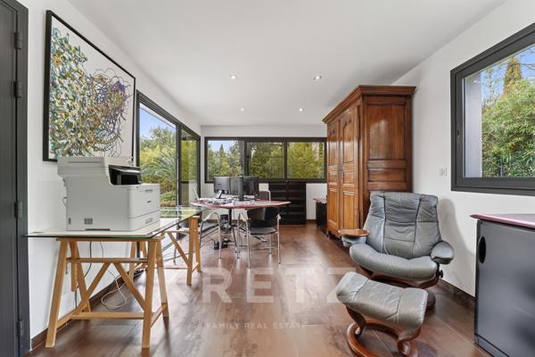 Villa d'architecte dans un écrin de verdure au centre de Castelnau le Lez