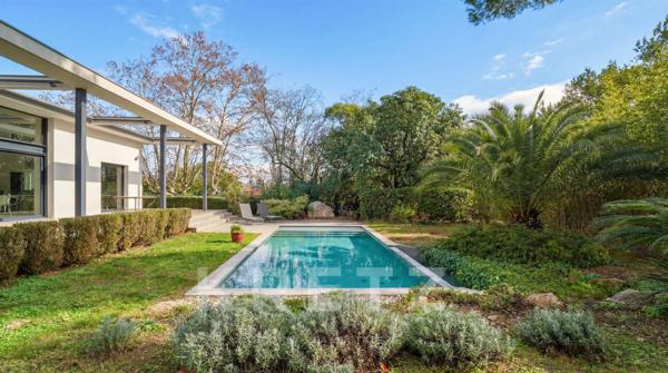 Villa d'architecte dans un écrin de verdure au centre de Castelnau le Lez