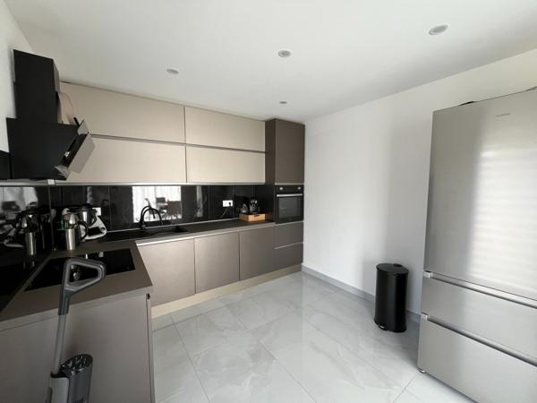 Maison
                                                                                                                                                                                                                                                                                                                        5 pièce(s)                                                                                                                                                                                                          3 chambre(s)                                                                                                                                                                                                          127  m²