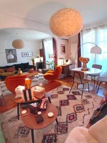 Appartement Haussmannien 75 m² traversant,  Balcons, ascenseur, chambre de service au 8 étage