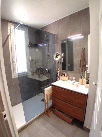 Appartement Haussmannien 75 m² traversant,  Balcons, ascenseur, chambre de service au 8 étage