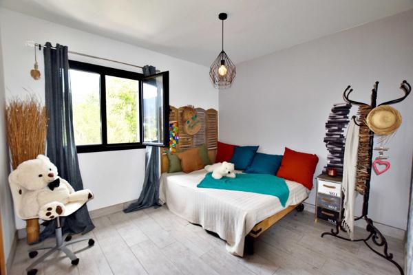 SOLLIES TOUCAS (83) - MAISON COUP DE COEUR DE 150 M² 6 PIECES - VUE IMPRENABLE - ATYPIQUE LUMINEUSE ET AU CALME