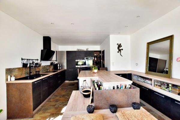 SOLLIES TOUCAS (83) - MAISON COUP DE COEUR DE 150 M² 6 PIECES - VUE IMPRENABLE - ATYPIQUE LUMINEUSE ET AU CALME