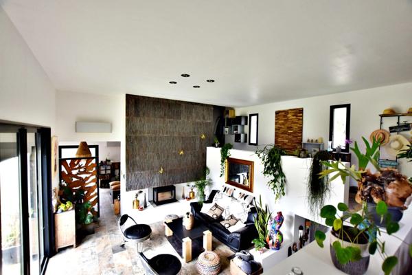 SOLLIES TOUCAS (83) - MAISON COUP DE COEUR DE 150 M² 6 PIECES - VUE IMPRENABLE - ATYPIQUE LUMINEUSE ET AU CALME