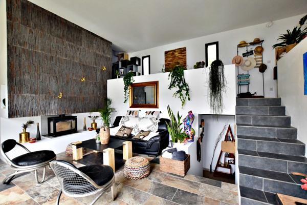 SOLLIES TOUCAS (83) - MAISON COUP DE COEUR DE 150 M² 6 PIECES - VUE IMPRENABLE - ATYPIQUE LUMINEUSE ET AU CALME