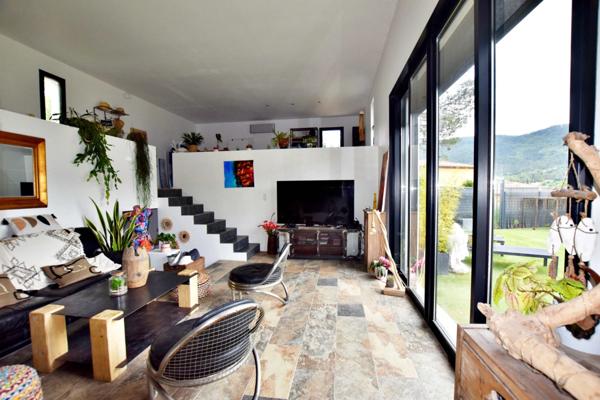 SOLLIES TOUCAS (83) - MAISON COUP DE COEUR DE 150 M² 6 PIECES - VUE IMPRENABLE - ATYPIQUE LUMINEUSE ET AU CALME