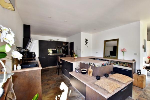 SOLLIES TOUCAS (83) - MAISON COUP DE COEUR DE 150 M² 6 PIECES - VUE IMPRENABLE - ATYPIQUE LUMINEUSE ET AU CALME