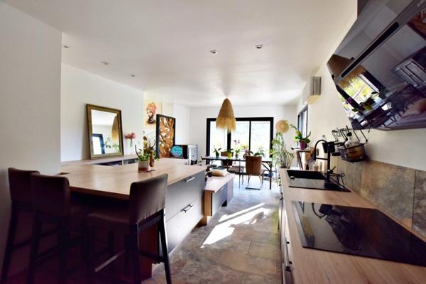 SOLLIES TOUCAS (83) - MAISON COUP DE COEUR DE 150 M² 6 PIECES - VUE IMPRENABLE - ATYPIQUE LUMINEUSE ET AU CALME