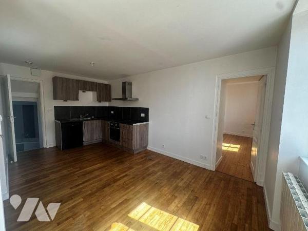 SAINT-SERVAN - Dans la rue principale de Saint-Servan, à proximité immédiate des commerces, cet...