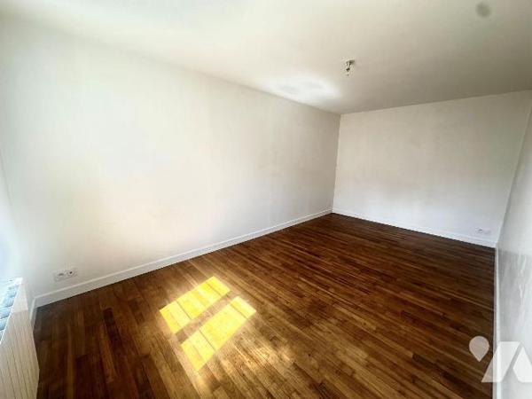 SAINT-SERVAN - Dans la rue principale de Saint-Servan, à proximité immédiate des commerces, cet...