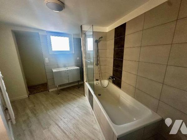 SAINT-SERVAN - Dans la rue principale de Saint-Servan, à proximité immédiate des commerces, cet...