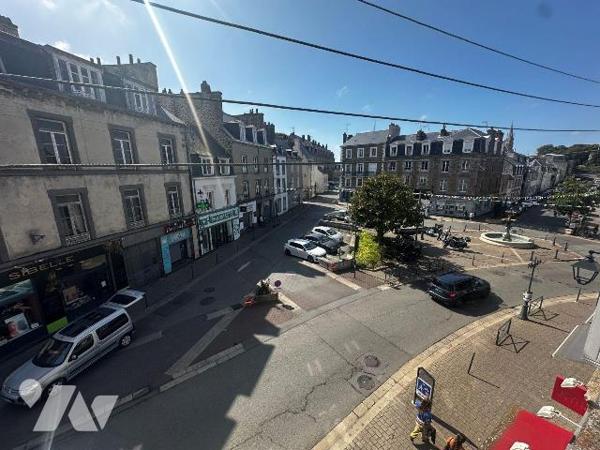 SAINT-SERVAN - Dans la rue principale de Saint-Servan, à proximité immédiate des commerces, cet...