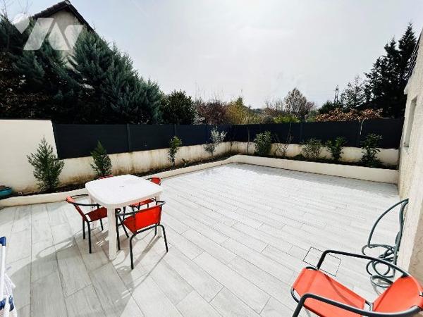 Rez de terrasse dans maison de 5 logements