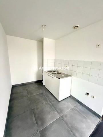 Location                                                      Appartement
                        
                     2 pièces                      44 m2                     à Étampes