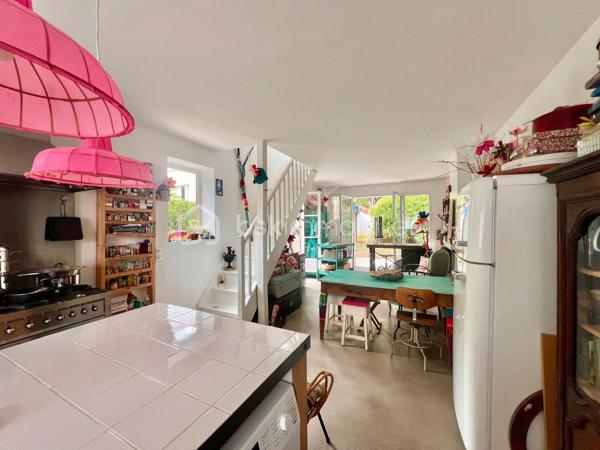 AVENUE CLARISSE - VAUCRESSON
MAISON D'ARTISTE

Maison d'artiste avec jardin, très bien entretenue, de 70 m2 au sol pour 67,65 m2 carrez AU CALME et LUMINEUSE. Maison traversante sur deux niveaux en triple exposition (Est, Sud et Ouest)
Au RDC : une pièce de vie séjour/salle à manger avec cheminée et cuisine ouverte, aménagée et équipée de 35,7 m2 avec jardin attenant de 70 m2 environ
A l'étage, avec une belle hauteur sous plafond de 2,65 mètres : une chambre de 23 m2 environ avec cheminée
Une salle de bain semi-ouverte de 7,8 m2 avec baignoire, douche et sèche-serviettes. Toilettes séparées

Environnement calme et arboré au centre des forêts de Fausses Reposes et de la Malmaison
Possibilité de faire une deuxième chambre
Toiture en parfait état (refaite en 2020) avec combles isolés
Chauffage au gaz

Gare de Vaucresson à 750 mètres
Arrêt de bus 426 depuis "Pont de Sèvres", arrêt "Fer Rouge" à 600 mètres

Pour davantage d'informations, photos/vidéos ou pour programmer une visite ensemble 7j/7, n'hésitez pas à me contacter : 0630602593
