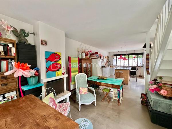 AVENUE CLARISSE - VAUCRESSON
MAISON D'ARTISTE

Maison d'artiste avec jardin, très bien entretenue, de 70 m2 au sol pour 67,65 m2 carrez AU CALME et LUMINEUSE. Maison traversante sur deux niveaux en triple exposition (Est, Sud et Ouest)
Au RDC : une pièce de vie séjour/salle à manger avec cheminée et cuisine ouverte, aménagée et équipée de 35,7 m2 avec jardin attenant de 70 m2 environ
A l'étage, avec une belle hauteur sous plafond de 2,65 mètres : une chambre de 23 m2 environ avec cheminée
Une salle de bain semi-ouverte de 7,8 m2 avec baignoire, douche et sèche-serviettes. Toilettes séparées

Environnement calme et arboré au centre des forêts de Fausses Reposes et de la Malmaison
Possibilité de faire une deuxième chambre
Toiture en parfait état (refaite en 2020) avec combles isolés
Chauffage au gaz

Gare de Vaucresson à 750 mètres
Arrêt de bus 426 depuis "Pont de Sèvres", arrêt "Fer Rouge" à 600 mètres

Pour davantage d'informations, photos/vidéos ou pour programmer une visite ensemble 7j/7, n'hésitez pas à me contacter : 0630602593