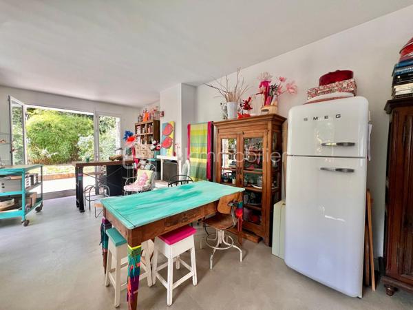 AVENUE CLARISSE - VAUCRESSON
MAISON D'ARTISTE

Maison d'artiste avec jardin, très bien entretenue, de 70 m2 au sol pour 67,65 m2 carrez AU CALME et LUMINEUSE. Maison traversante sur deux niveaux en triple exposition (Est, Sud et Ouest)
Au RDC : une pièce de vie séjour/salle à manger avec cheminée et cuisine ouverte, aménagée et équipée de 35,7 m2 avec jardin attenant de 70 m2 environ
A l'étage, avec une belle hauteur sous plafond de 2,65 mètres : une chambre de 23 m2 environ avec cheminée
Une salle de bain semi-ouverte de 7,8 m2 avec baignoire, douche et sèche-serviettes. Toilettes séparées

Environnement calme et arboré au centre des forêts de Fausses Reposes et de la Malmaison
Possibilité de faire une deuxième chambre
Toiture en parfait état (refaite en 2020) avec combles isolés
Chauffage au gaz

Gare de Vaucresson à 750 mètres
Arrêt de bus 426 depuis "Pont de Sèvres", arrêt "Fer Rouge" à 600 mètres

Pour davantage d'informations, photos/vidéos ou pour programmer une visite ensemble 7j/7, n'hésitez pas à me contacter : 0630602593
