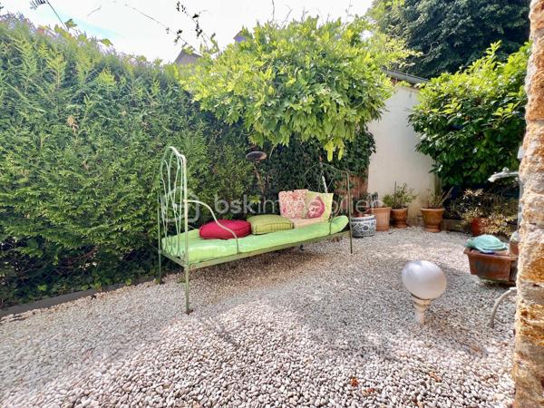 AVENUE CLARISSE - VAUCRESSON
MAISON D'ARTISTE

Maison d'artiste avec jardin, très bien entretenue, de 70 m2 au sol pour 67,65 m2 carrez AU CALME et LUMINEUSE. Maison traversante sur deux niveaux en triple exposition (Est, Sud et Ouest)
Au RDC : une pièce de vie séjour/salle à manger avec cheminée et cuisine ouverte, aménagée et équipée de 35,7 m2 avec jardin attenant de 70 m2 environ
A l'étage, avec une belle hauteur sous plafond de 2,65 mètres : une chambre de 23 m2 environ avec cheminée
Une salle de bain semi-ouverte de 7,8 m2 avec baignoire, douche et sèche-serviettes. Toilettes séparées

Environnement calme et arboré au centre des forêts de Fausses Reposes et de la Malmaison
Possibilité de faire une deuxième chambre
Toiture en parfait état (refaite en 2020) avec combles isolés
Chauffage au gaz

Gare de Vaucresson à 750 mètres
Arrêt de bus 426 depuis "Pont de Sèvres", arrêt "Fer Rouge" à 600 mètres

Pour davantage d'informations, photos/vidéos ou pour programmer une visite ensemble 7j/7, n'hésitez pas à me contacter : 0630602593