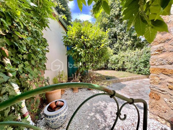 AVENUE CLARISSE - VAUCRESSON
MAISON D'ARTISTE

Maison d'artiste avec jardin, très bien entretenue, de 70 m2 au sol pour 67,65 m2 carrez AU CALME et LUMINEUSE. Maison traversante sur deux niveaux en triple exposition (Est, Sud et Ouest)
Au RDC : une pièce de vie séjour/salle à manger avec cheminée et cuisine ouverte, aménagée et équipée de 35,7 m2 avec jardin attenant de 70 m2 environ
A l'étage, avec une belle hauteur sous plafond de 2,65 mètres : une chambre de 23 m2 environ avec cheminée
Une salle de bain semi-ouverte de 7,8 m2 avec baignoire, douche et sèche-serviettes. Toilettes séparées

Environnement calme et arboré au centre des forêts de Fausses Reposes et de la Malmaison
Possibilité de faire une deuxième chambre
Toiture en parfait état (refaite en 2020) avec combles isolés
Chauffage au gaz

Gare de Vaucresson à 750 mètres
Arrêt de bus 426 depuis "Pont de Sèvres", arrêt "Fer Rouge" à 600 mètres

Pour davantage d'informations, photos/vidéos ou pour programmer une visite ensemble 7j/7, n'hésitez pas à me contacter : 0630602593