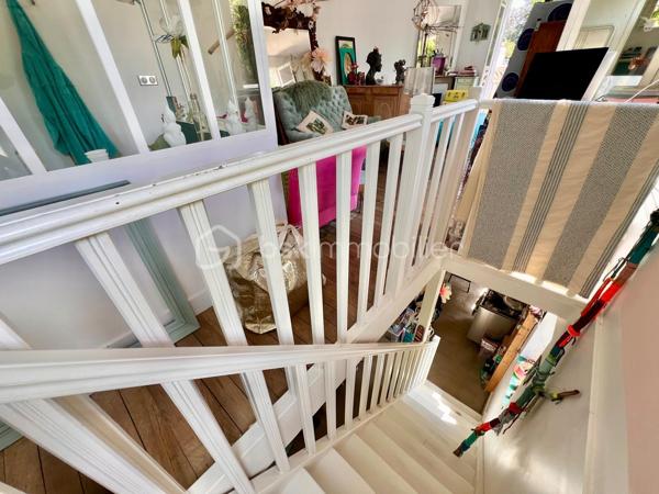 AVENUE CLARISSE - VAUCRESSON
MAISON D'ARTISTE

Maison d'artiste avec jardin, très bien entretenue, de 70 m2 au sol pour 67,65 m2 carrez AU CALME et LUMINEUSE. Maison traversante sur deux niveaux en triple exposition (Est, Sud et Ouest)
Au RDC : une pièce de vie séjour/salle à manger avec cheminée et cuisine ouverte, aménagée et équipée de 35,7 m2 avec jardin attenant de 70 m2 environ
A l'étage, avec une belle hauteur sous plafond de 2,65 mètres : une chambre de 23 m2 environ avec cheminée
Une salle de bain semi-ouverte de 7,8 m2 avec baignoire, douche et sèche-serviettes. Toilettes séparées

Environnement calme et arboré au centre des forêts de Fausses Reposes et de la Malmaison
Possibilité de faire une deuxième chambre
Toiture en parfait état (refaite en 2020) avec combles isolés
Chauffage au gaz

Gare de Vaucresson à 750 mètres
Arrêt de bus 426 depuis "Pont de Sèvres", arrêt "Fer Rouge" à 600 mètres

Pour davantage d'informations, photos/vidéos ou pour programmer une visite ensemble 7j/7, n'hésitez pas à me contacter : 0630602593