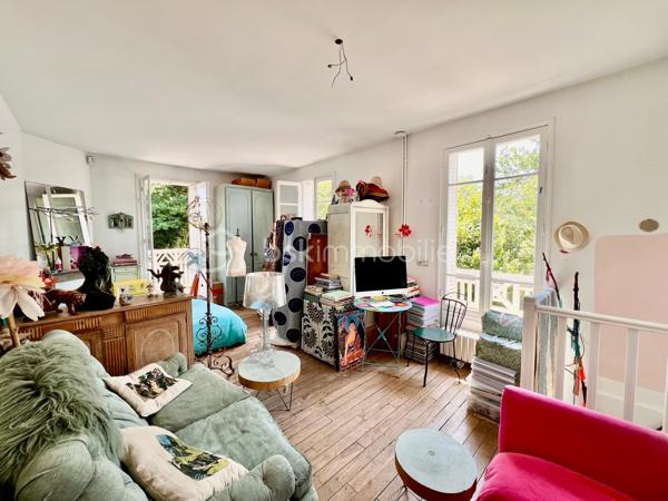 AVENUE CLARISSE - VAUCRESSON
MAISON D'ARTISTE

Maison d'artiste avec jardin, très bien entretenue, de 70 m2 au sol pour 67,65 m2 carrez AU CALME et LUMINEUSE. Maison traversante sur deux niveaux en triple exposition (Est, Sud et Ouest)
Au RDC : une pièce de vie séjour/salle à manger avec cheminée et cuisine ouverte, aménagée et équipée de 35,7 m2 avec jardin attenant de 70 m2 environ
A l'étage, avec une belle hauteur sous plafond de 2,65 mètres : une chambre de 23 m2 environ avec cheminée
Une salle de bain semi-ouverte de 7,8 m2 avec baignoire, douche et sèche-serviettes. Toilettes séparées

Environnement calme et arboré au centre des forêts de Fausses Reposes et de la Malmaison
Possibilité de faire une deuxième chambre
Toiture en parfait état (refaite en 2020) avec combles isolés
Chauffage au gaz

Gare de Vaucresson à 750 mètres
Arrêt de bus 426 depuis "Pont de Sèvres", arrêt "Fer Rouge" à 600 mètres

Pour davantage d'informations, photos/vidéos ou pour programmer une visite ensemble 7j/7, n'hésitez pas à me contacter : 0630602593